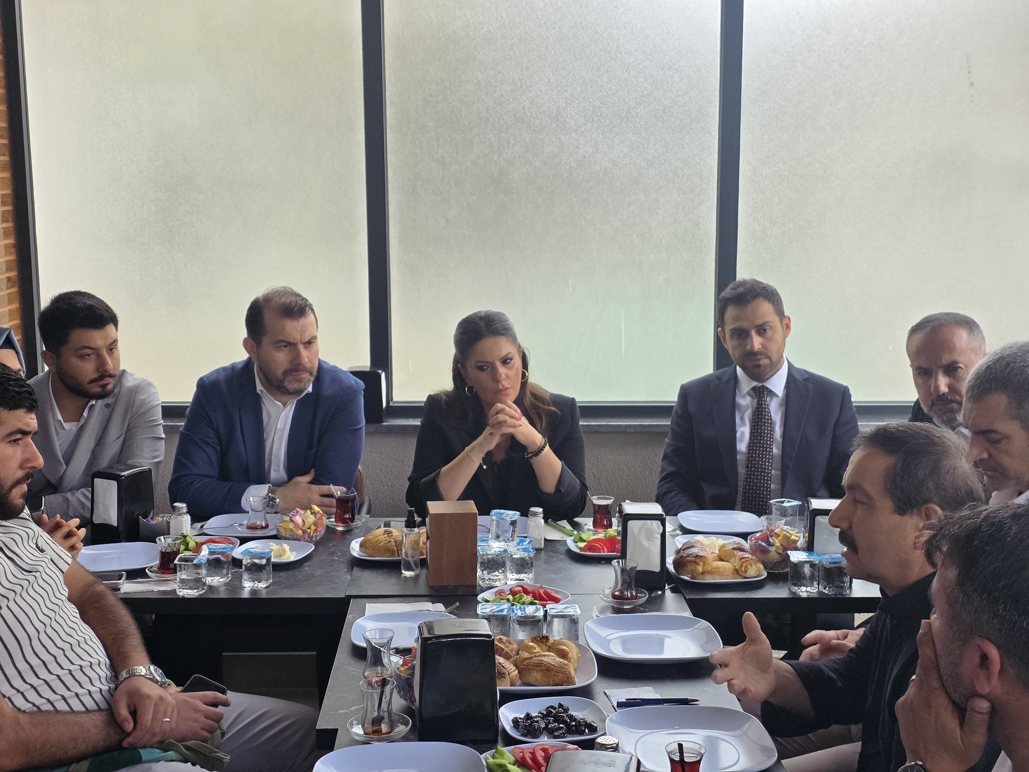 Türkiye Yüzyılı Buluşmaları kapsamında, Milletvekilimiz Jülide SARIEROĞLU ile birlikte esnaflarımızla kahvaltı programında bir araya geldik.